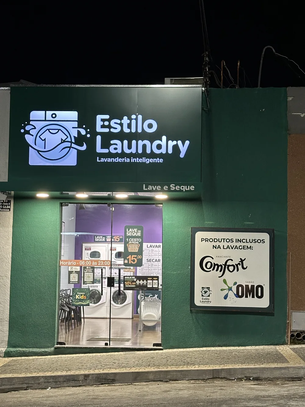 Fachada iluminada da Estilo Laundry à noite