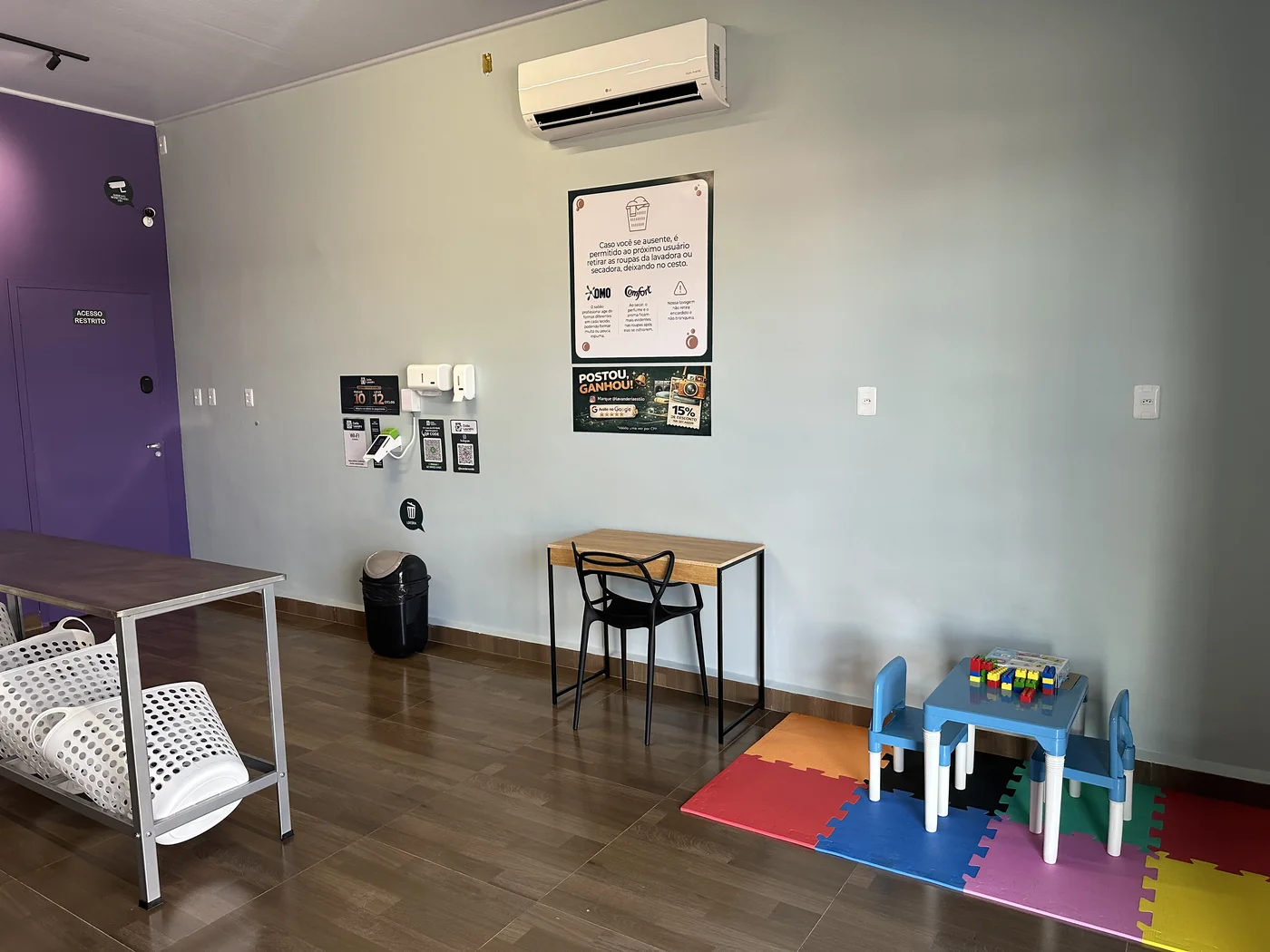 Área interna da Estilo Laundry com mesas e assentos para clientes