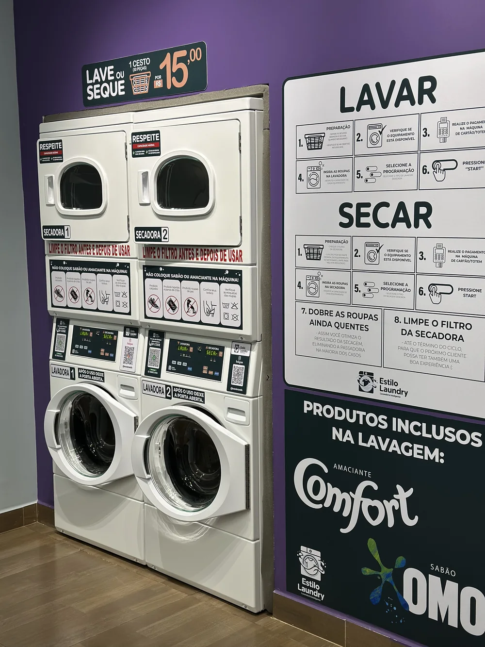 Lavadoras e secadoras da Estilo Laundry com instruções de uso ao lado